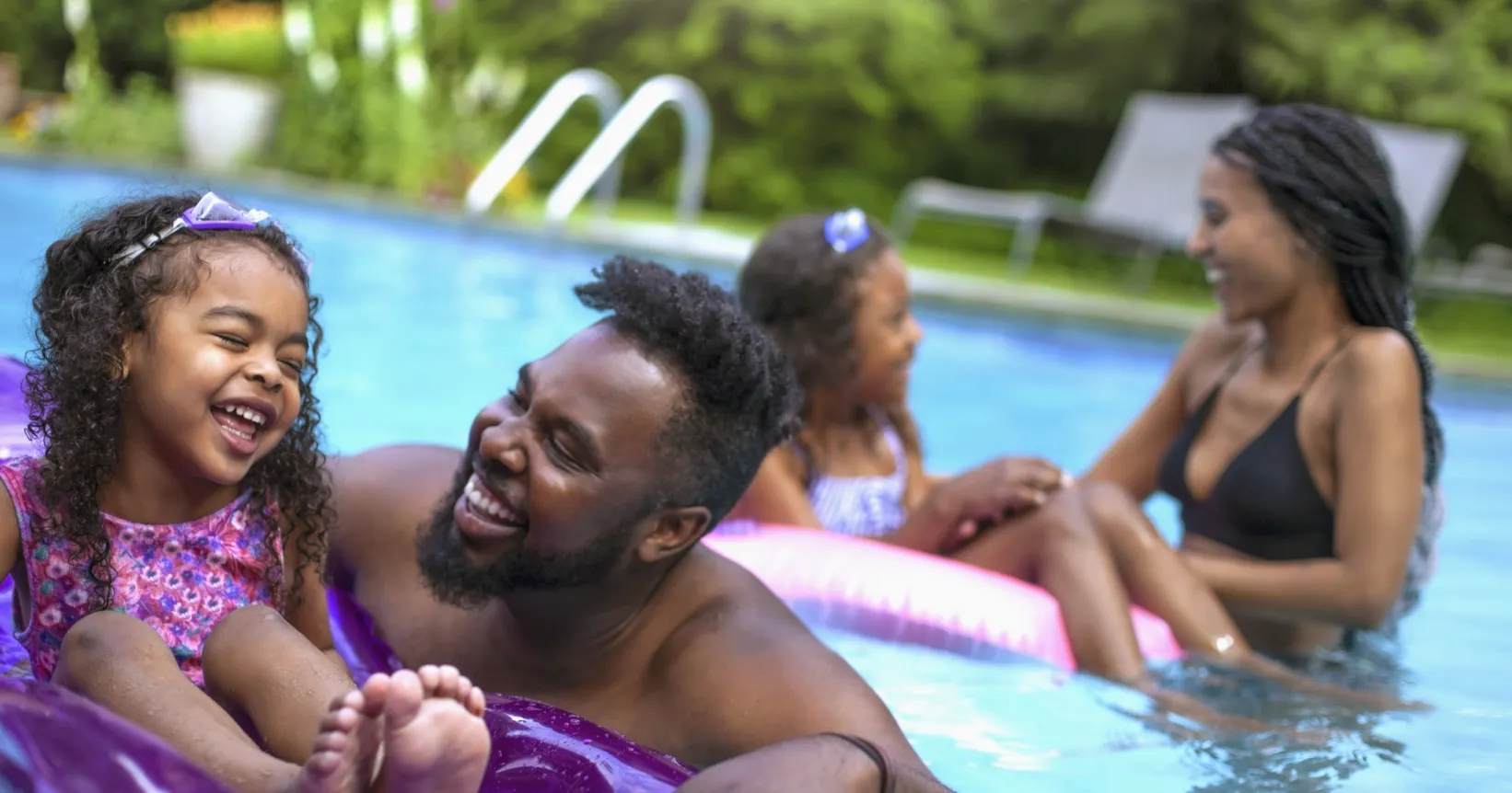 Une famille s'amuse dans la piscine