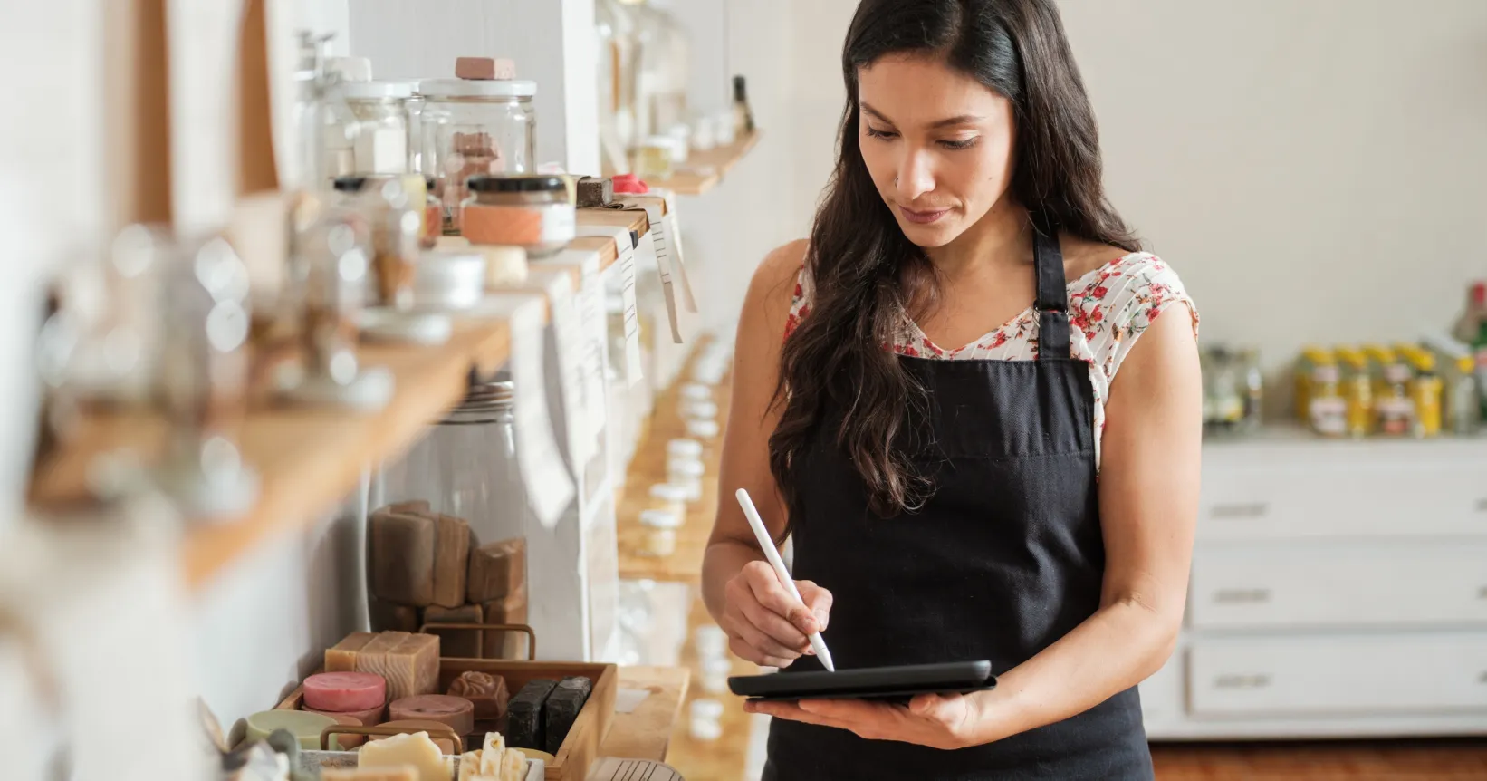 Une employée travaille
