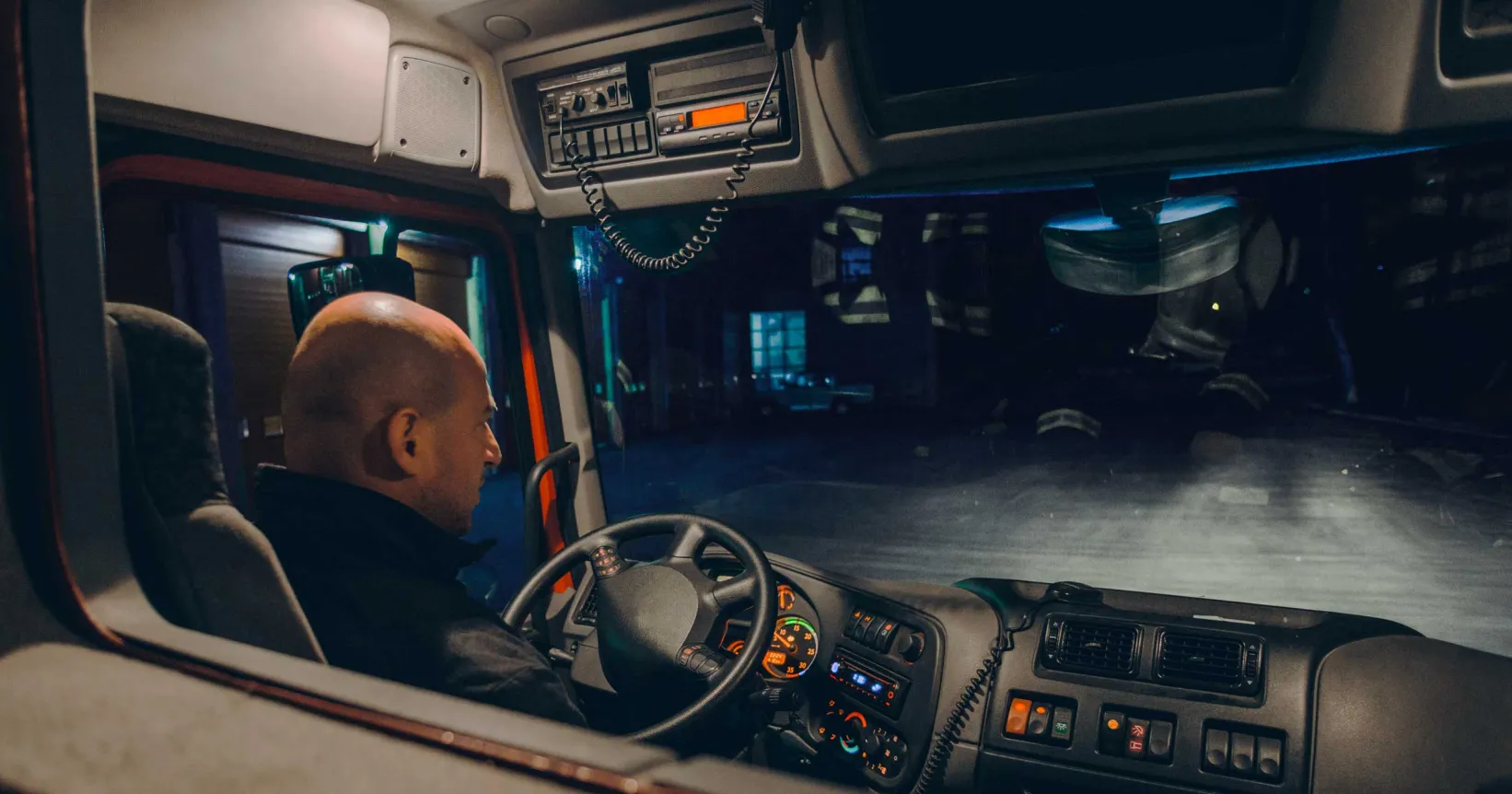 Un chauffeur conduit la nuit