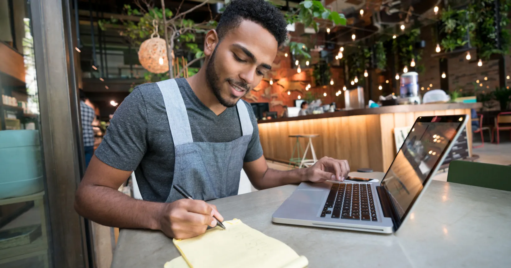 Un employé travaille sur un ordinateur portable