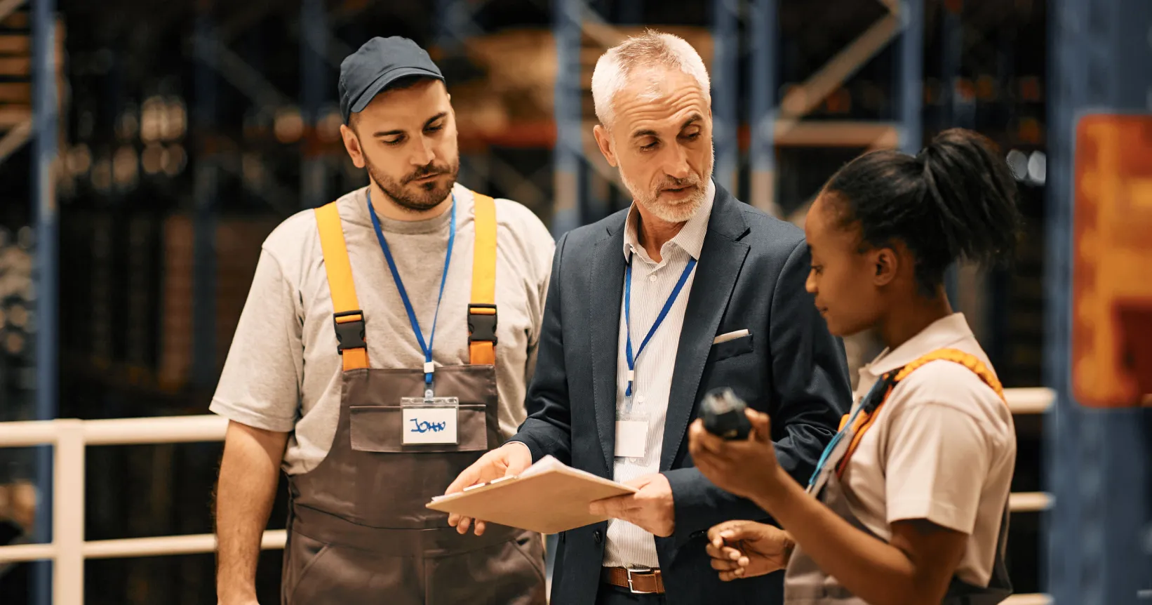 Un employeur discute avec ses employés