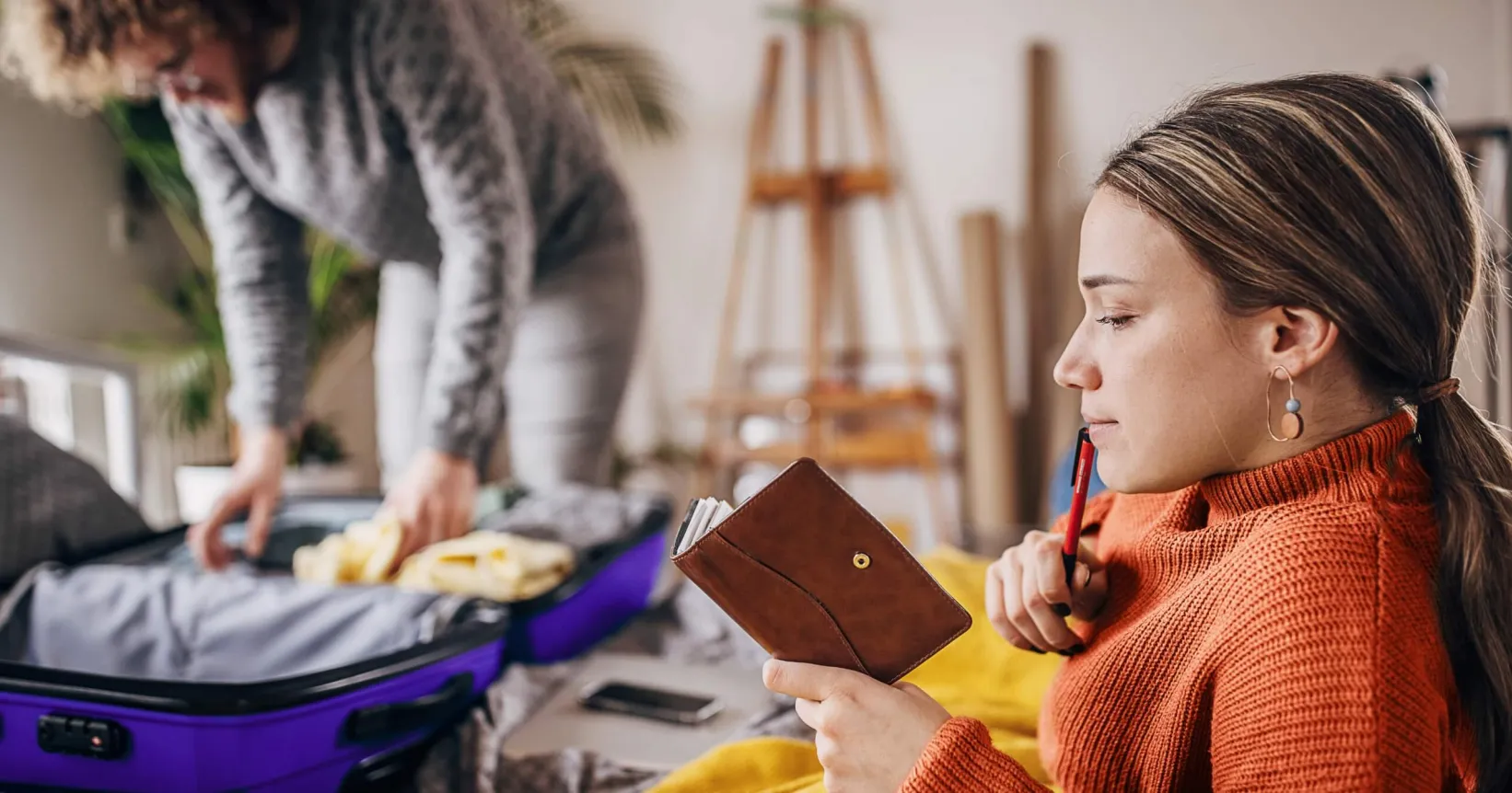 Deux personnes planifient un voyage