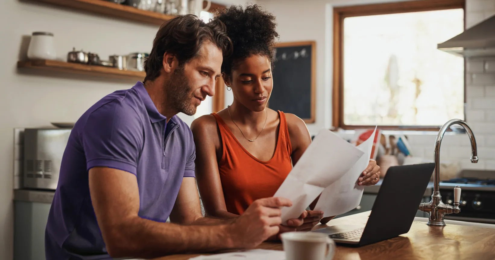 Deux personnes consultent des documents
