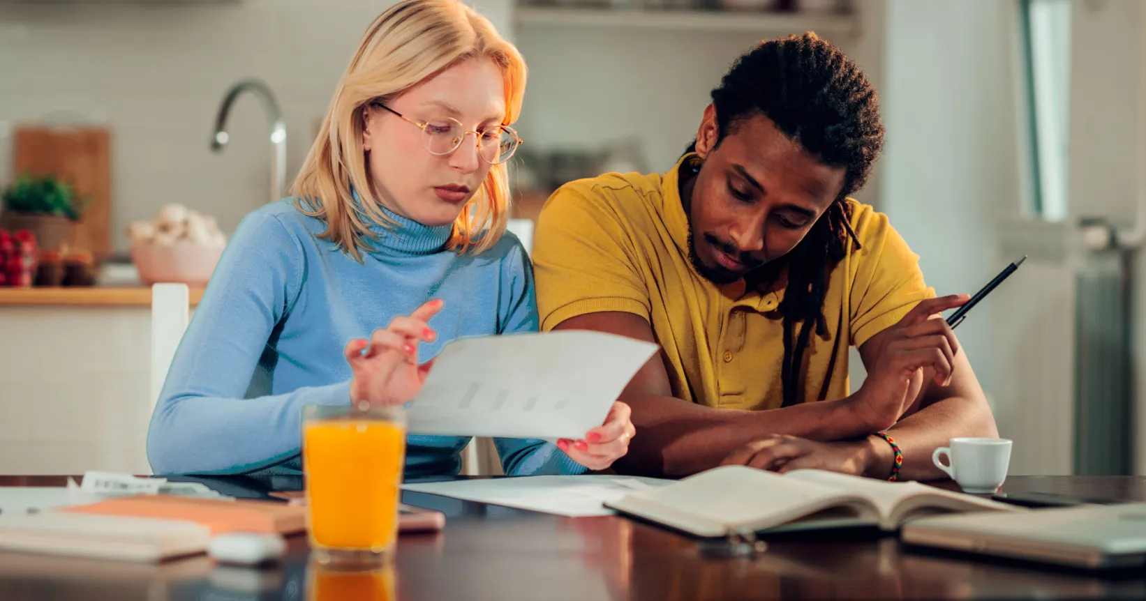 Deux personnes font des tâches administratives
