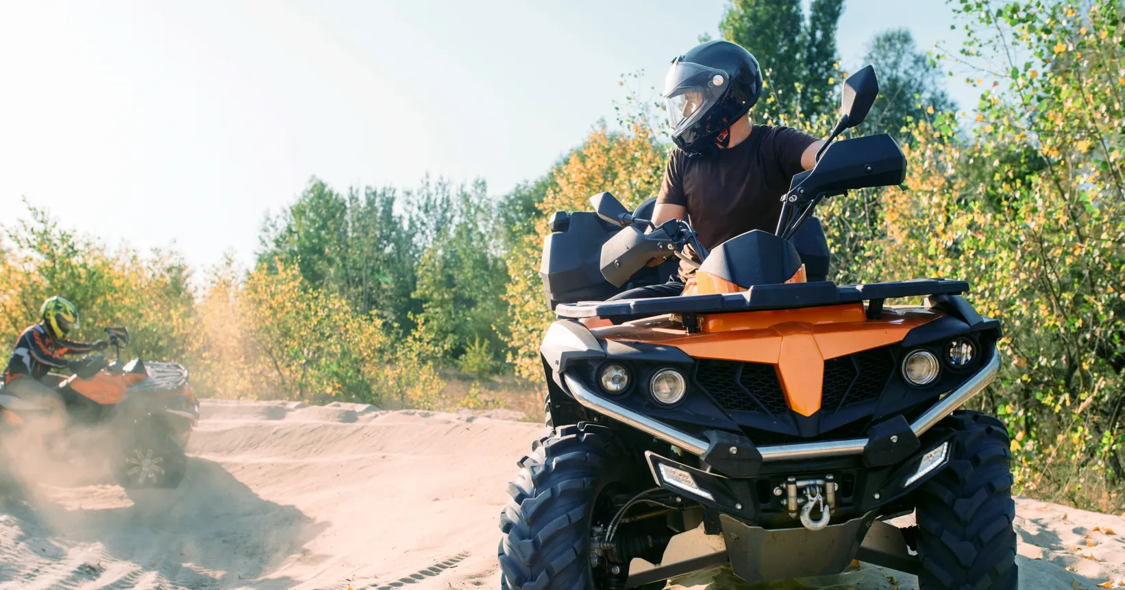 Une personne conduit un VTT