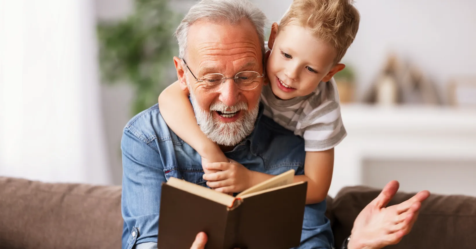 Une personne âgée lit un livre avec un enfant
