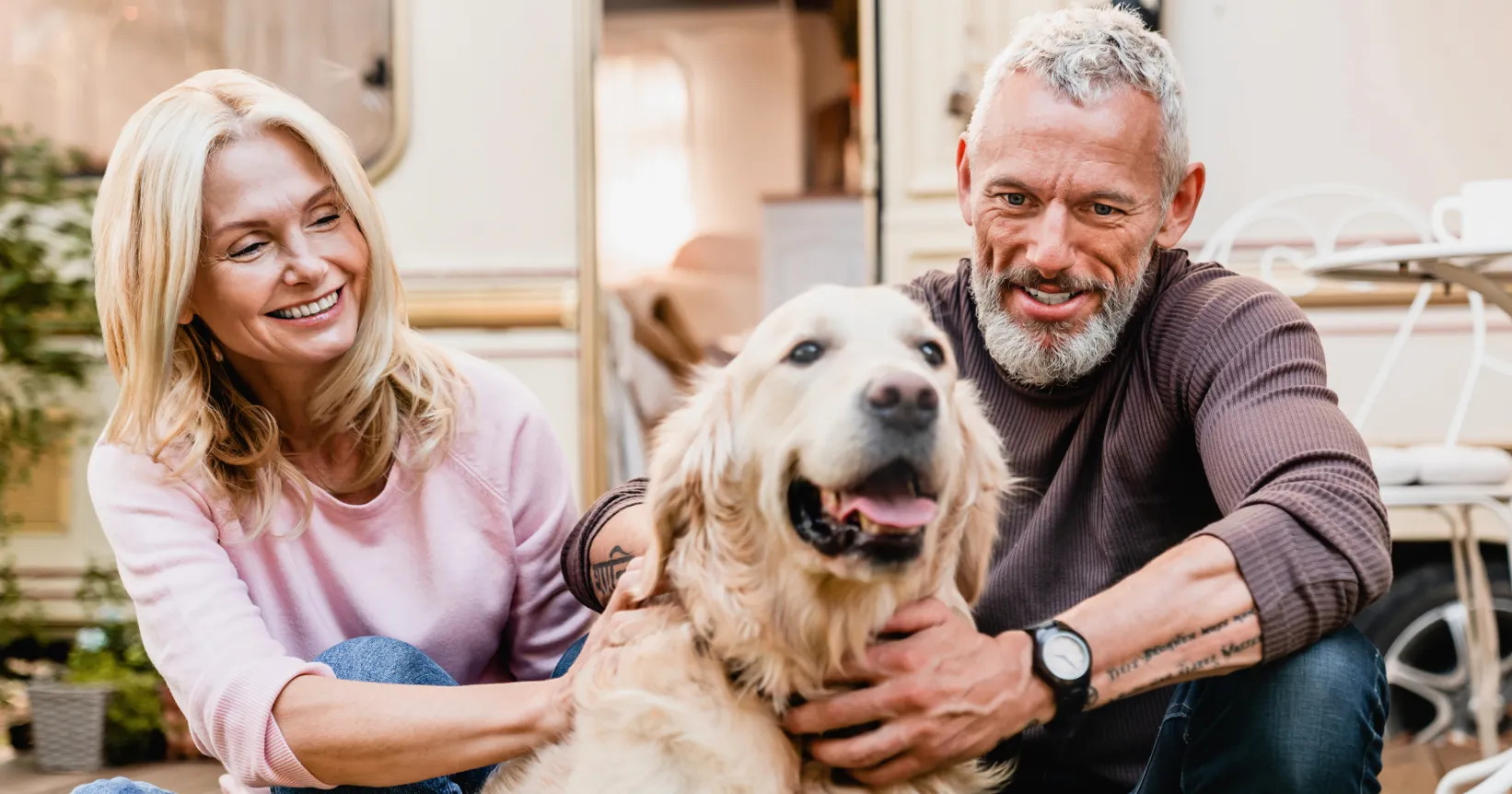 Un femme, un homme et un chien