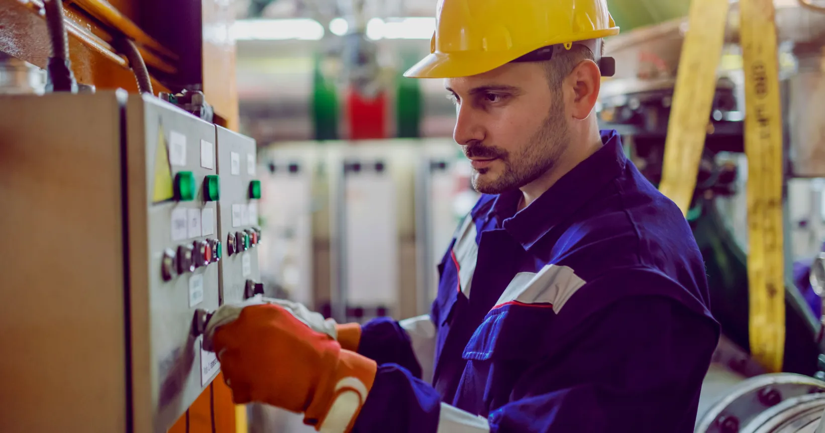 Un corps de métier qui travaille sur des boîtes électriques