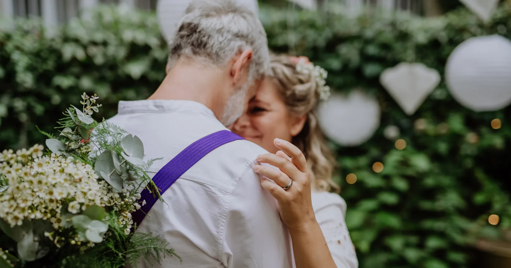 Deux personnes s'enlacent