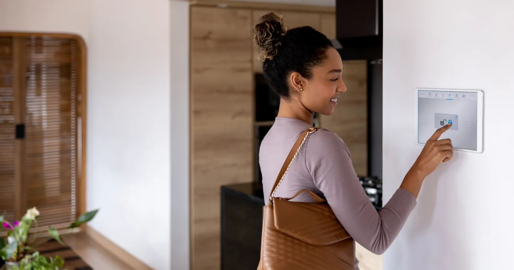 Une femme active son système de sécurité
