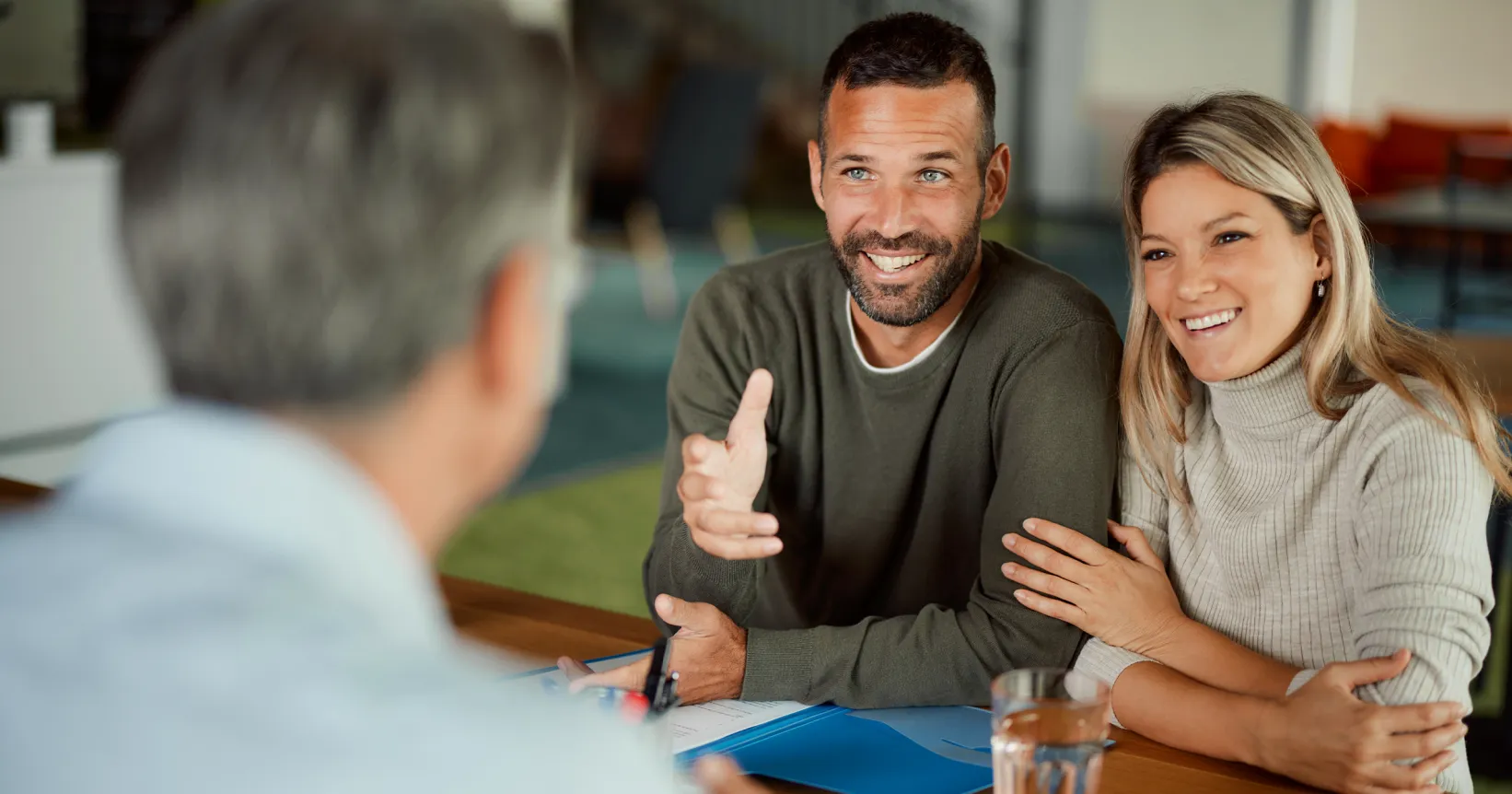 Trois personnes discutent ensemble