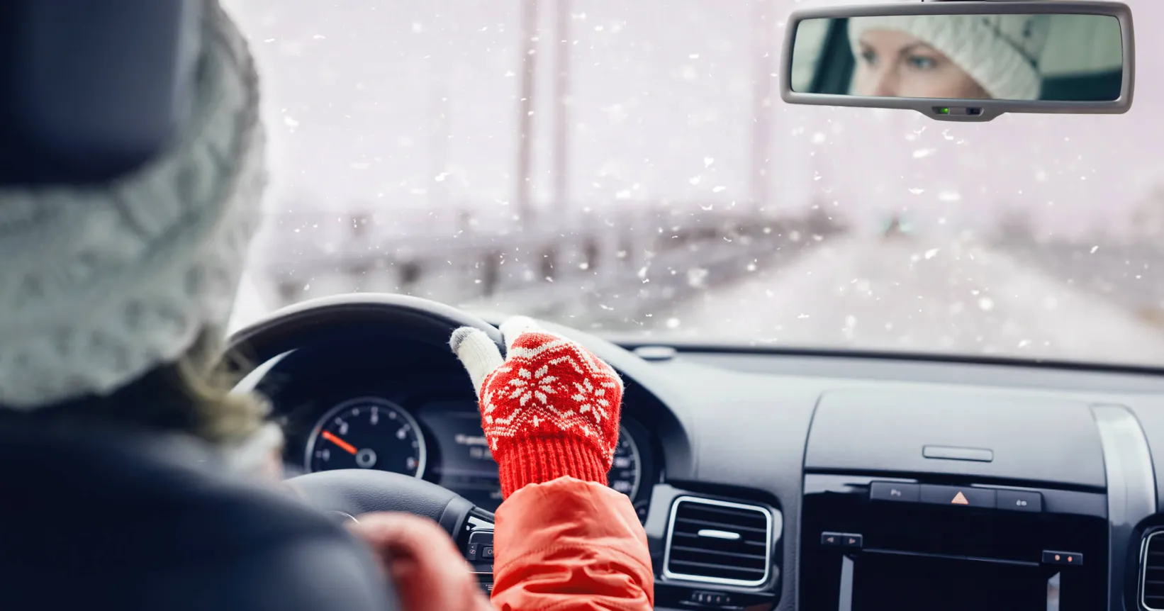 Quelqu'un conduit une voiture en hiver