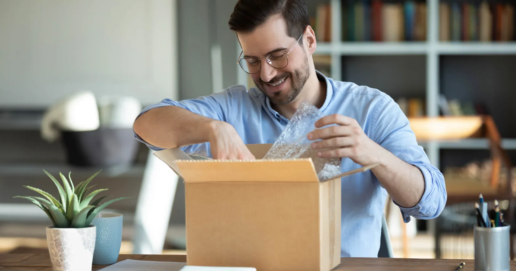 Un homme emballe un colis