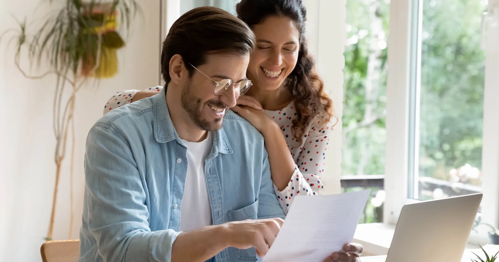 Deux personnes consultent un ordinateur portable