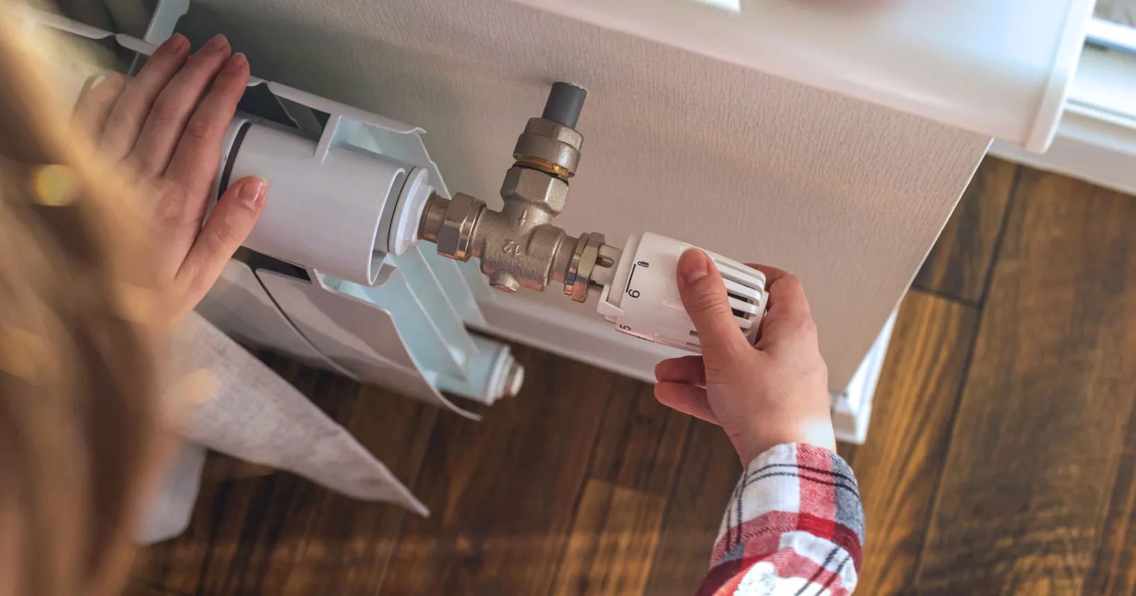 Quelqu'un ajuste un chauffage