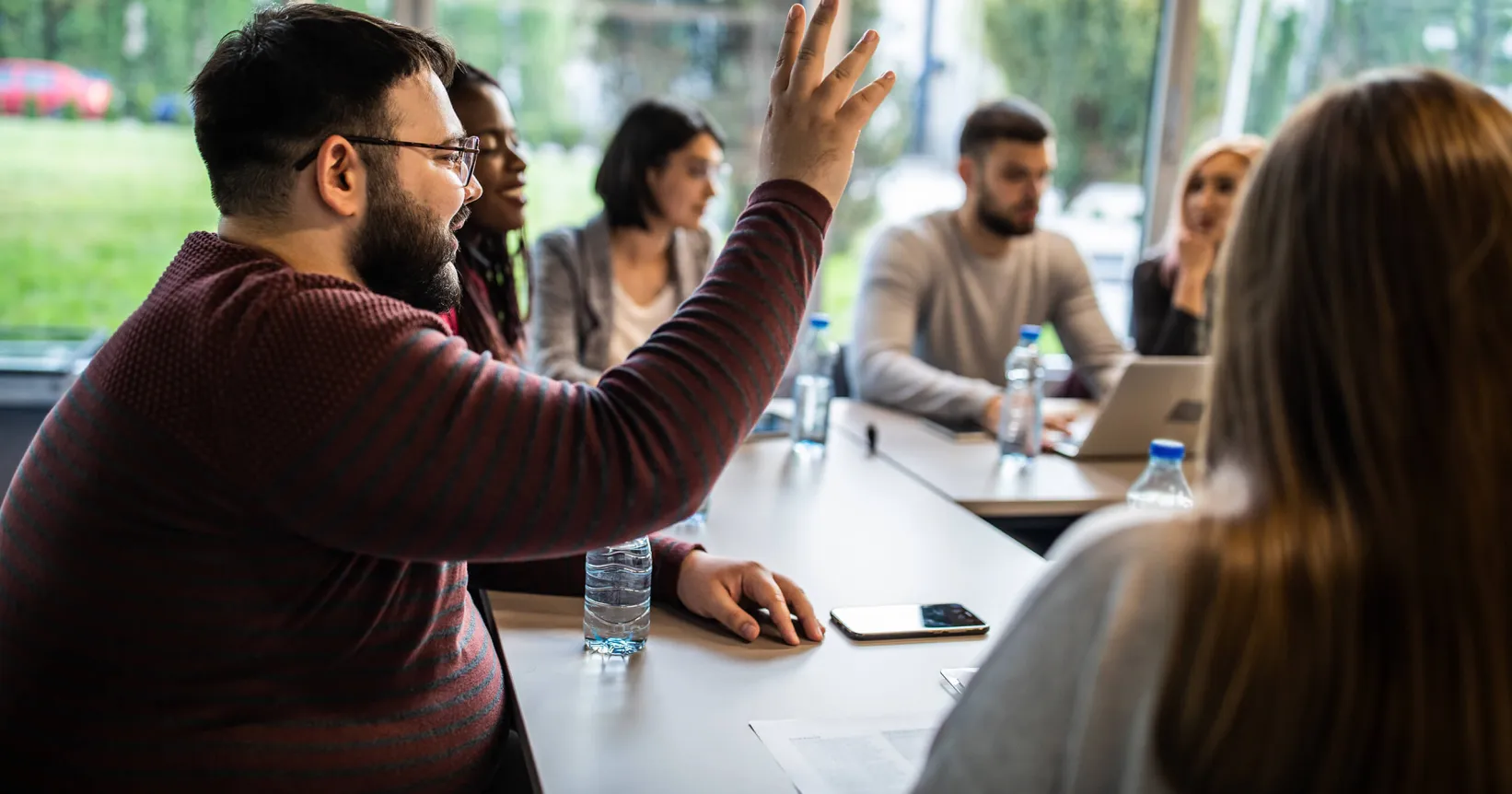 Des employés autour d'une table de réunion