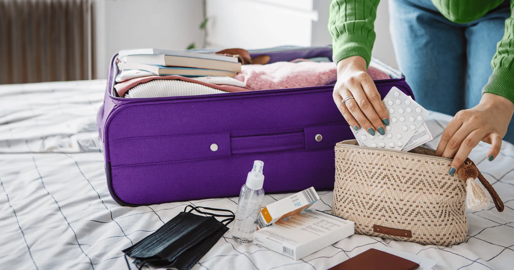 Quelqu'un remplit sa valise