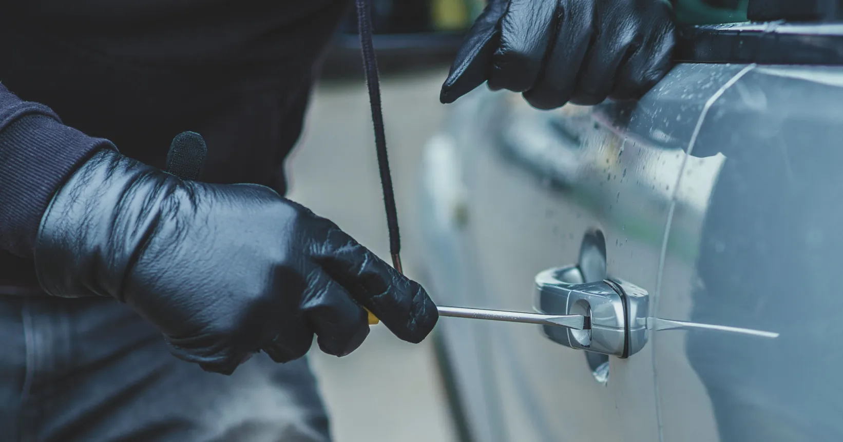 Quelqu'un force une serrure de voiture