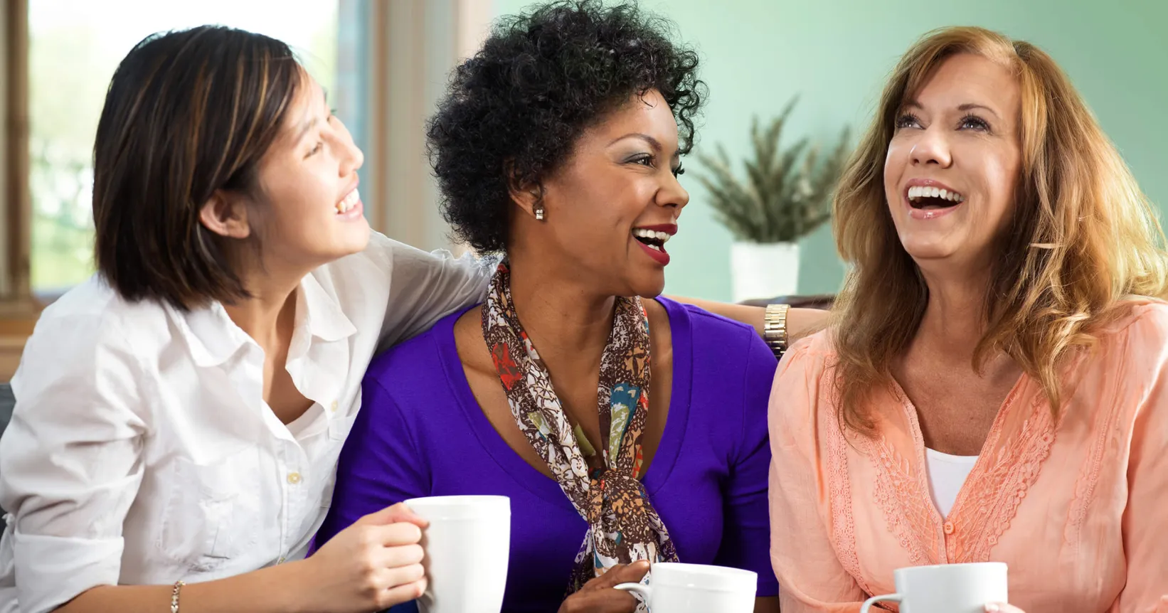 Trois femmes rient ensemble