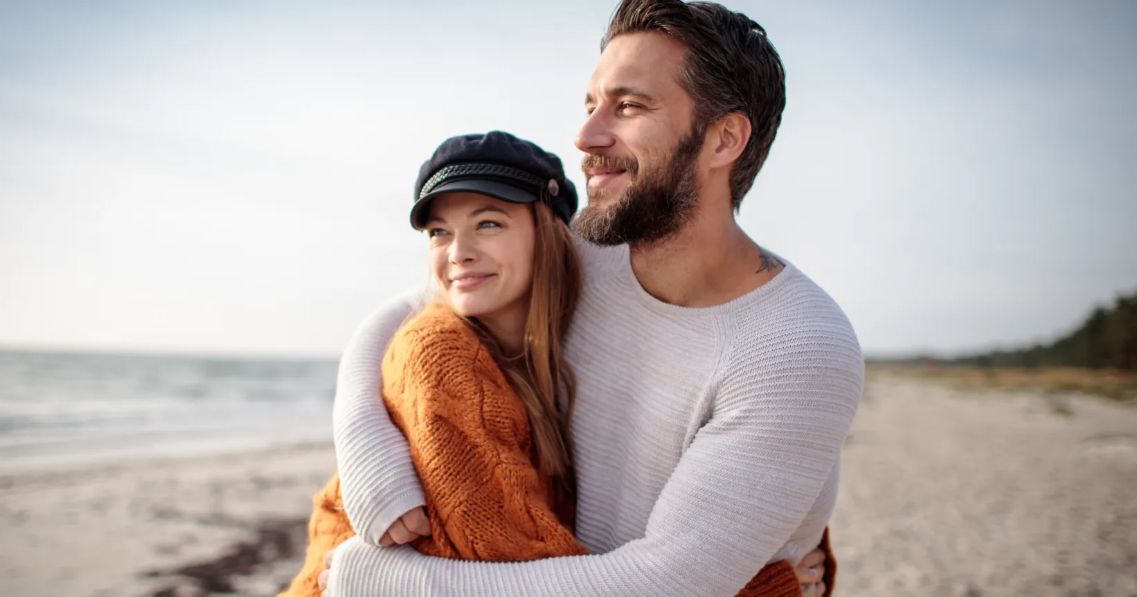 Un couple qui se serre dans les bras