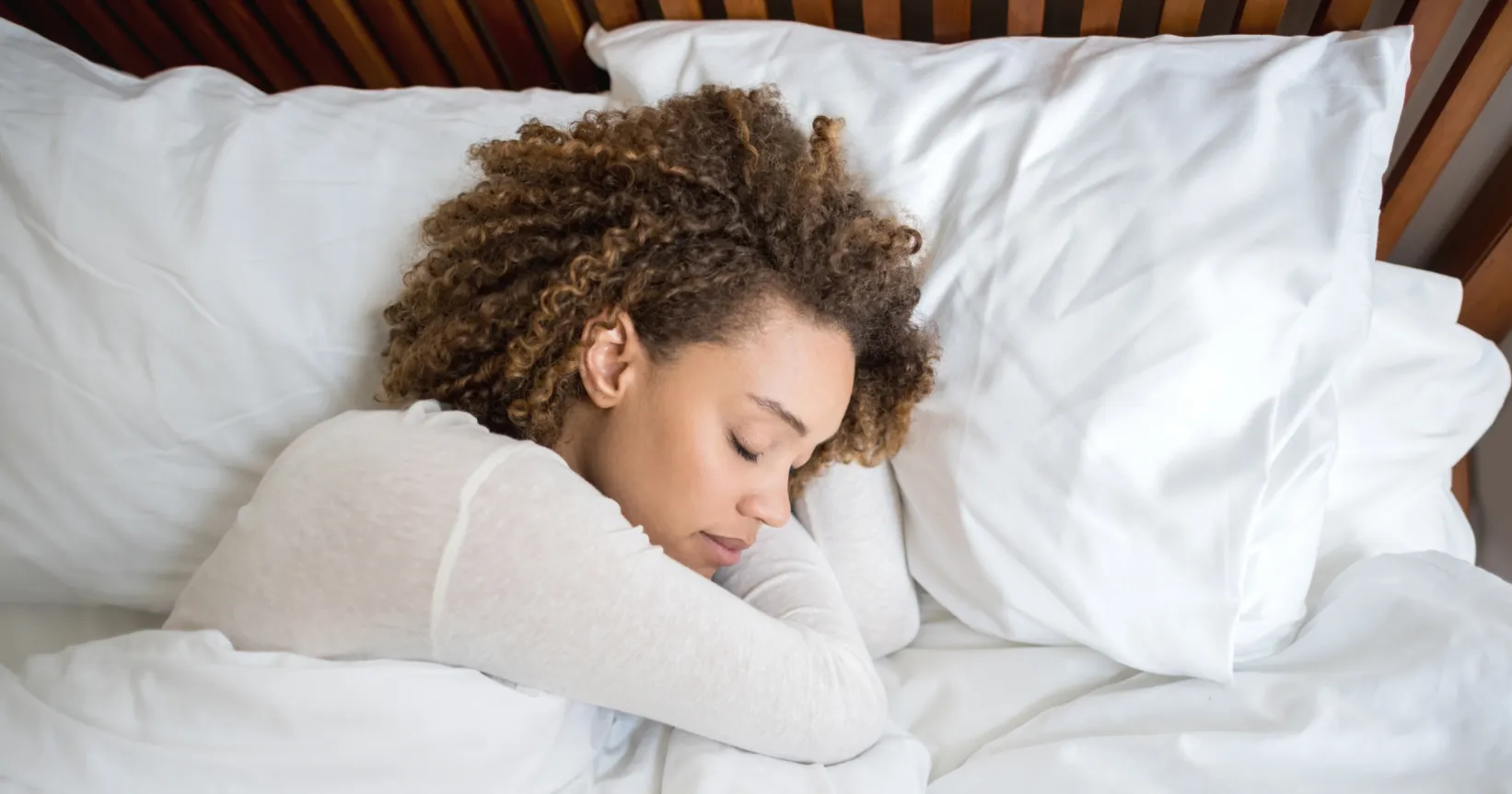 Une femme dort dans un lit