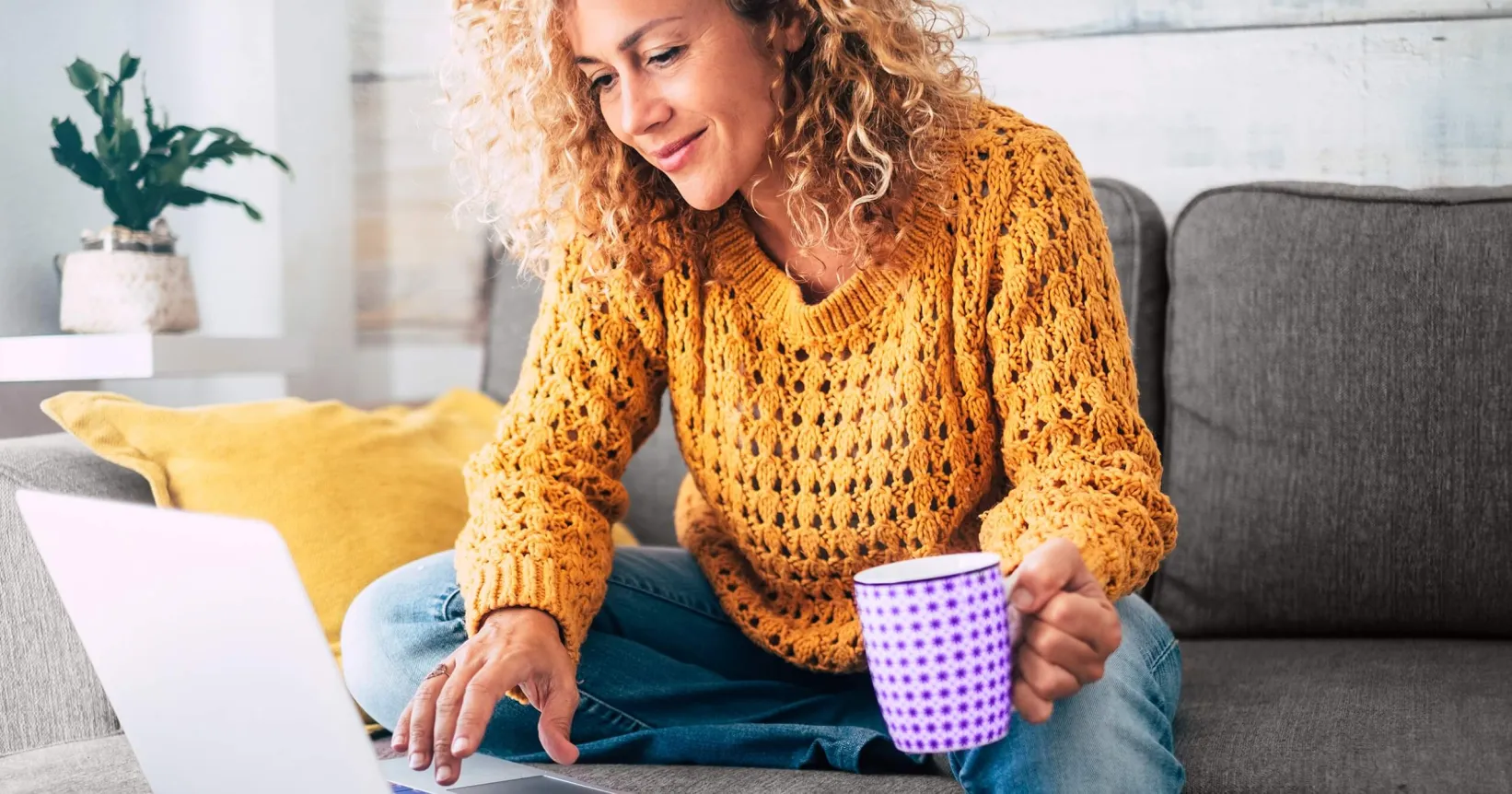 Une femme consulte son ordinateur portable