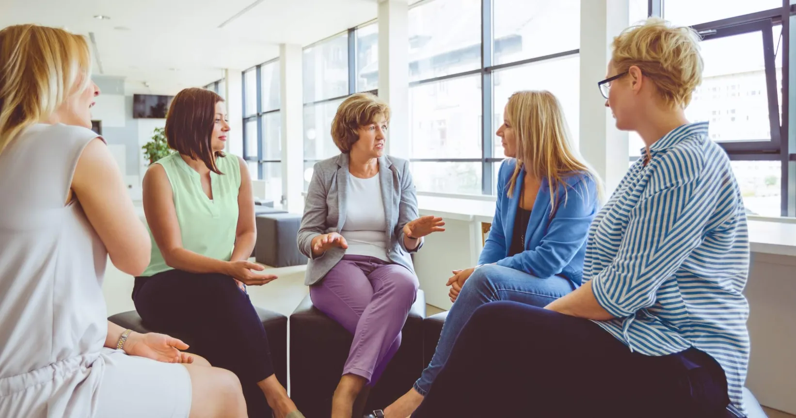 Un groupe de femmes discutent ensemble