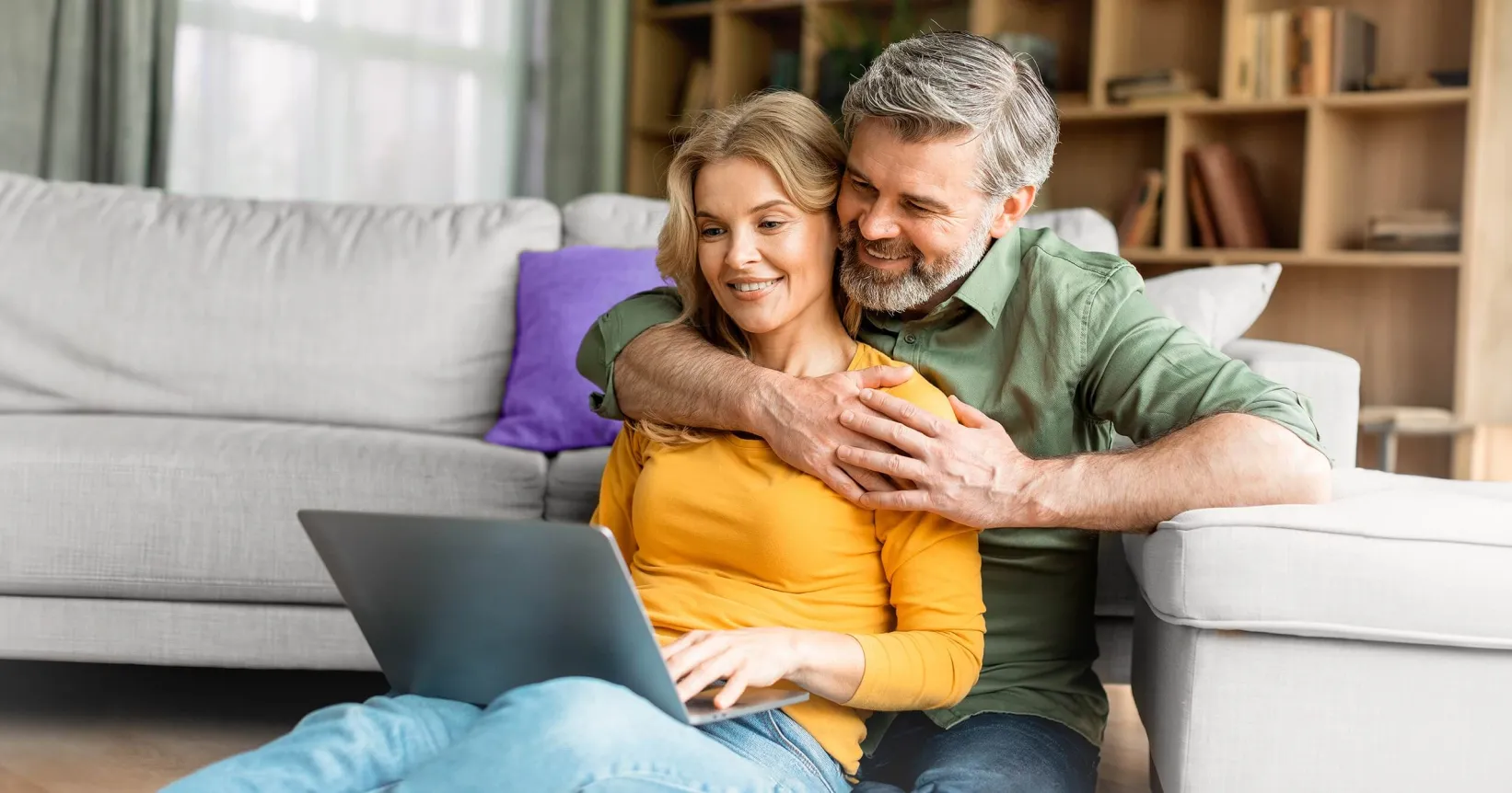 Un couple consulte un ordinateur portable