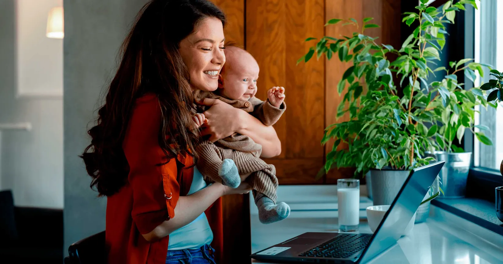Une maman tient son bébé dans les bras