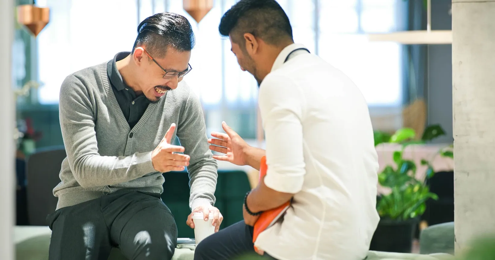 Deux hommes se tapent dans la main
