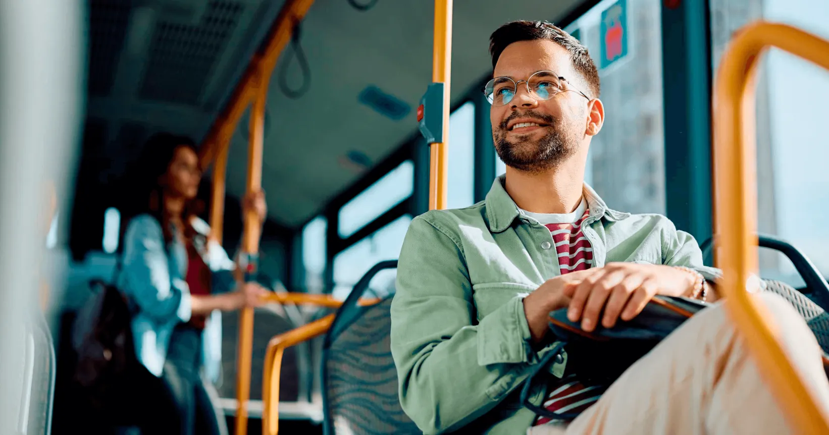Un homme est assis dans un bus