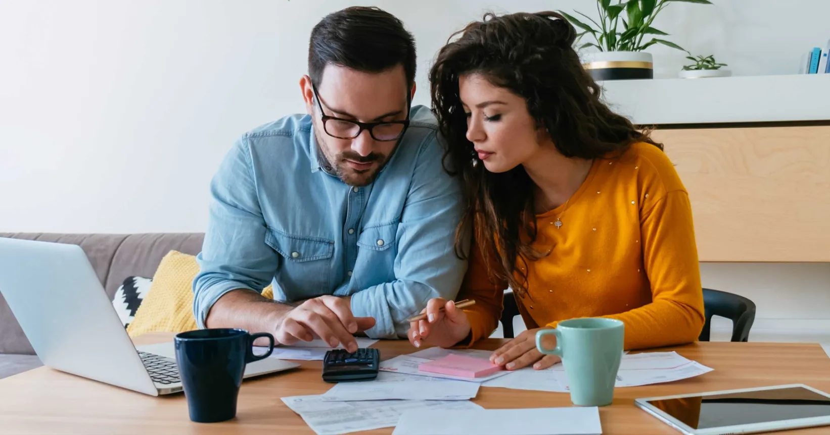 Deux personnes sont devant un ordinateur portable