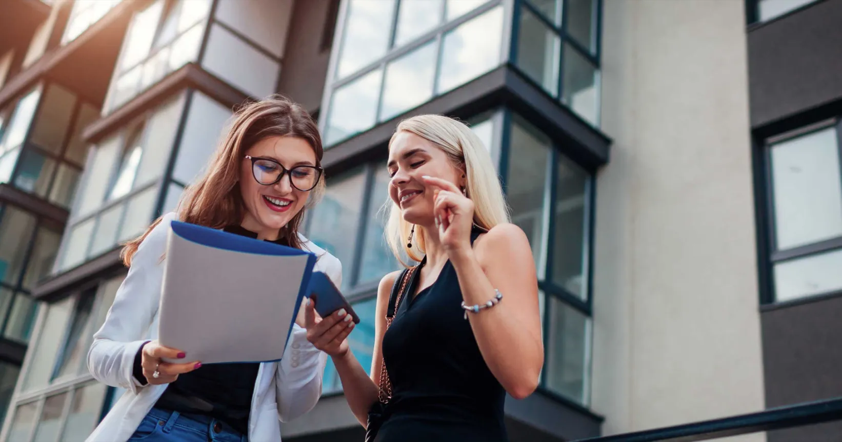Deux femmes regardent un document