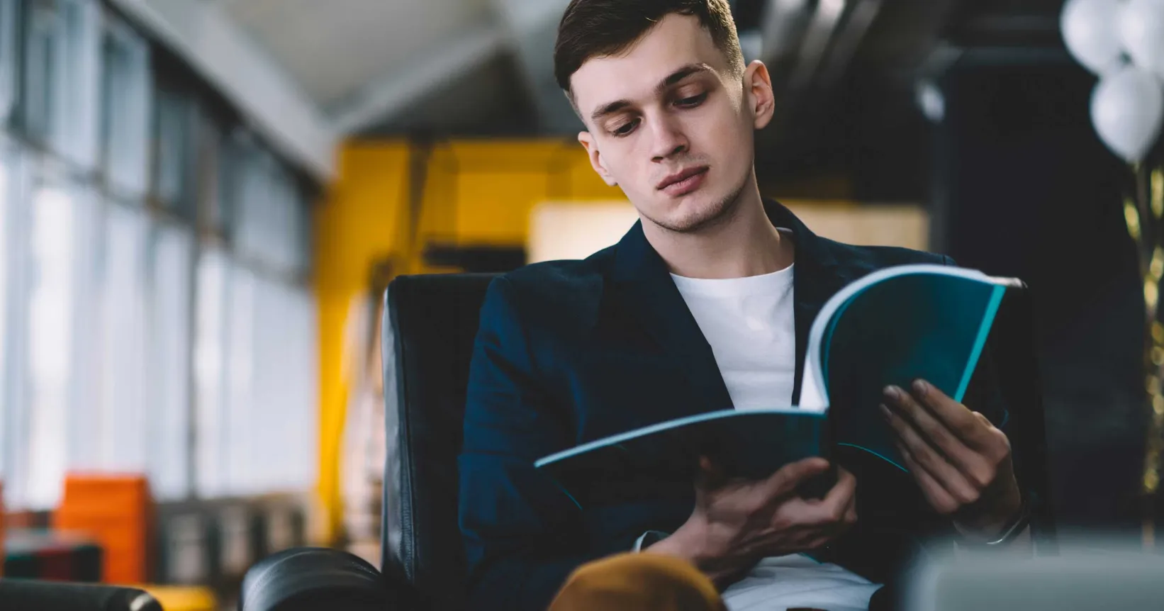 Une personne lit un document