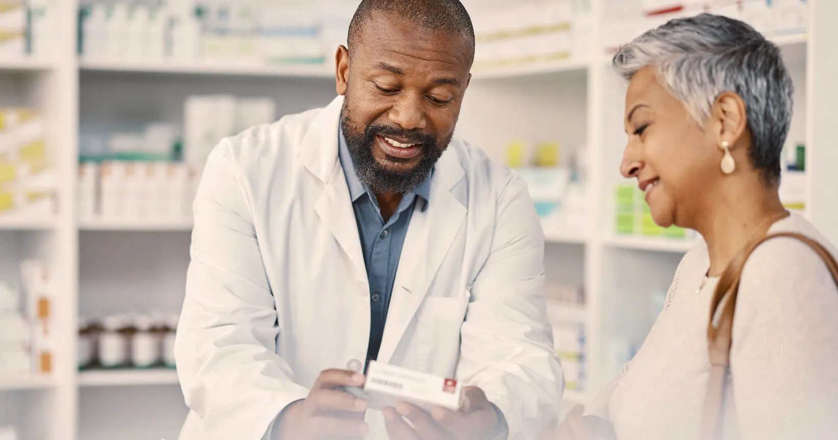 Un pharmacien montre des médicaments à une personne