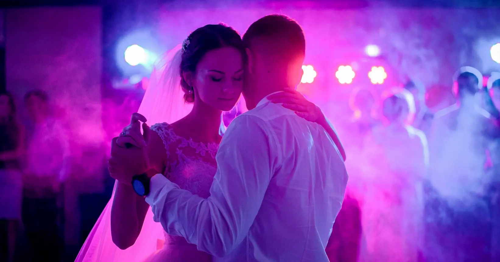 Un couple de mariés dansent ensemble