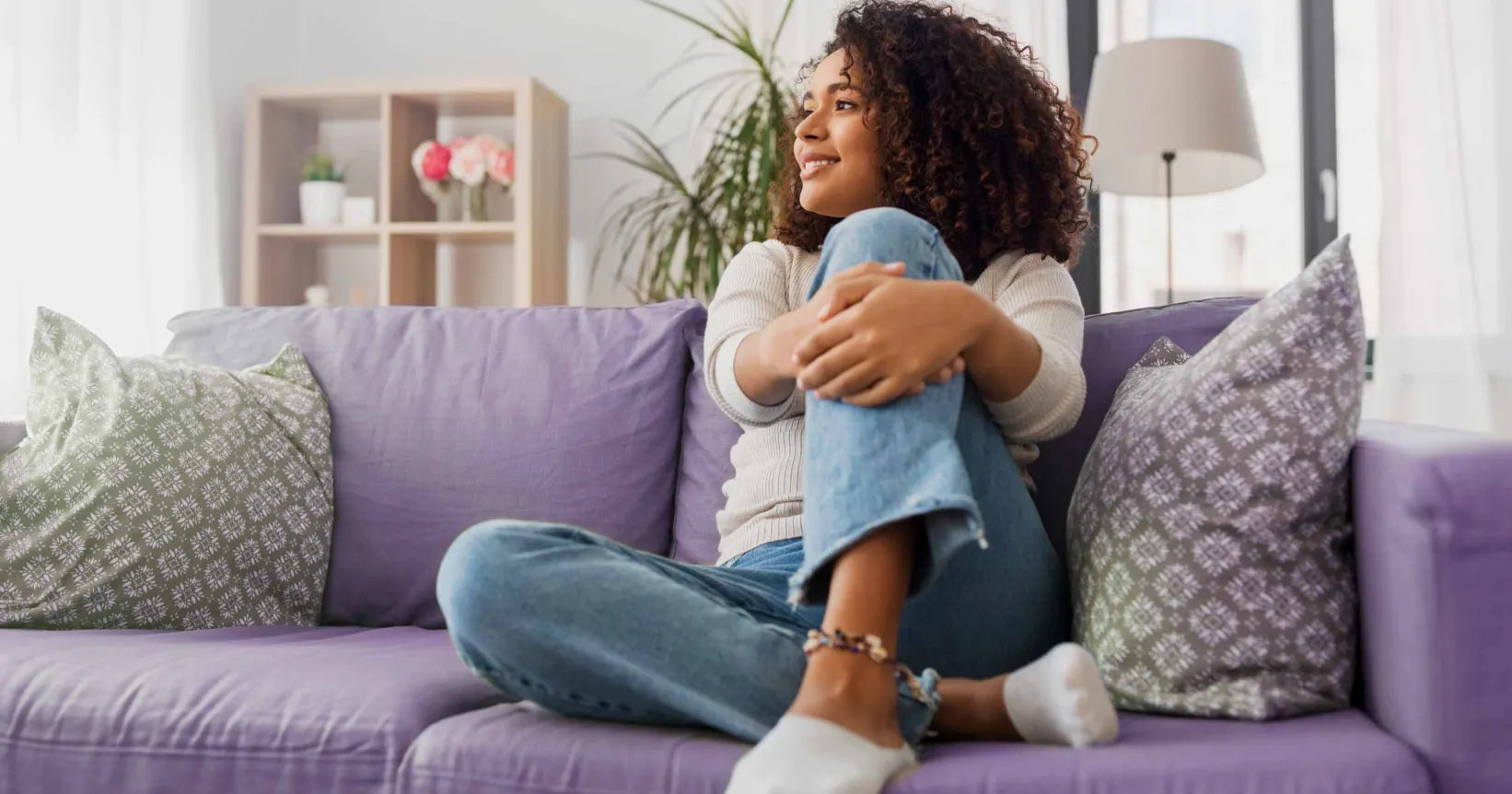 Une femme assise sur un divan