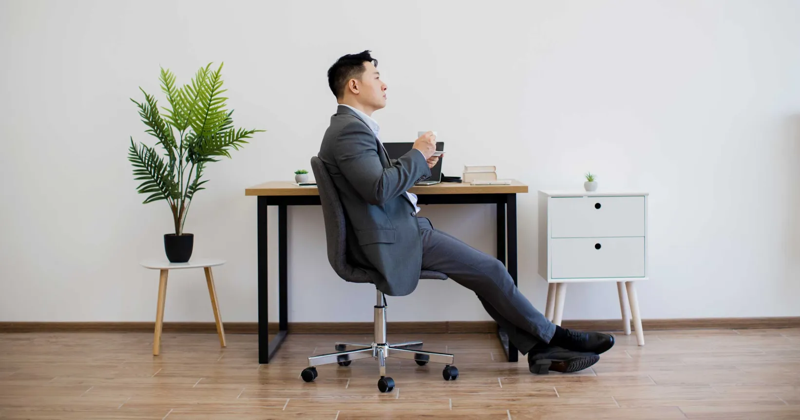 Un homme en complet est assis à un bureau