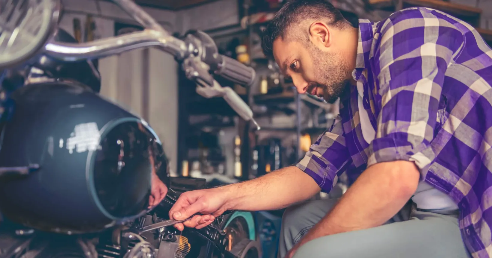 Un homme travaille sur une moto