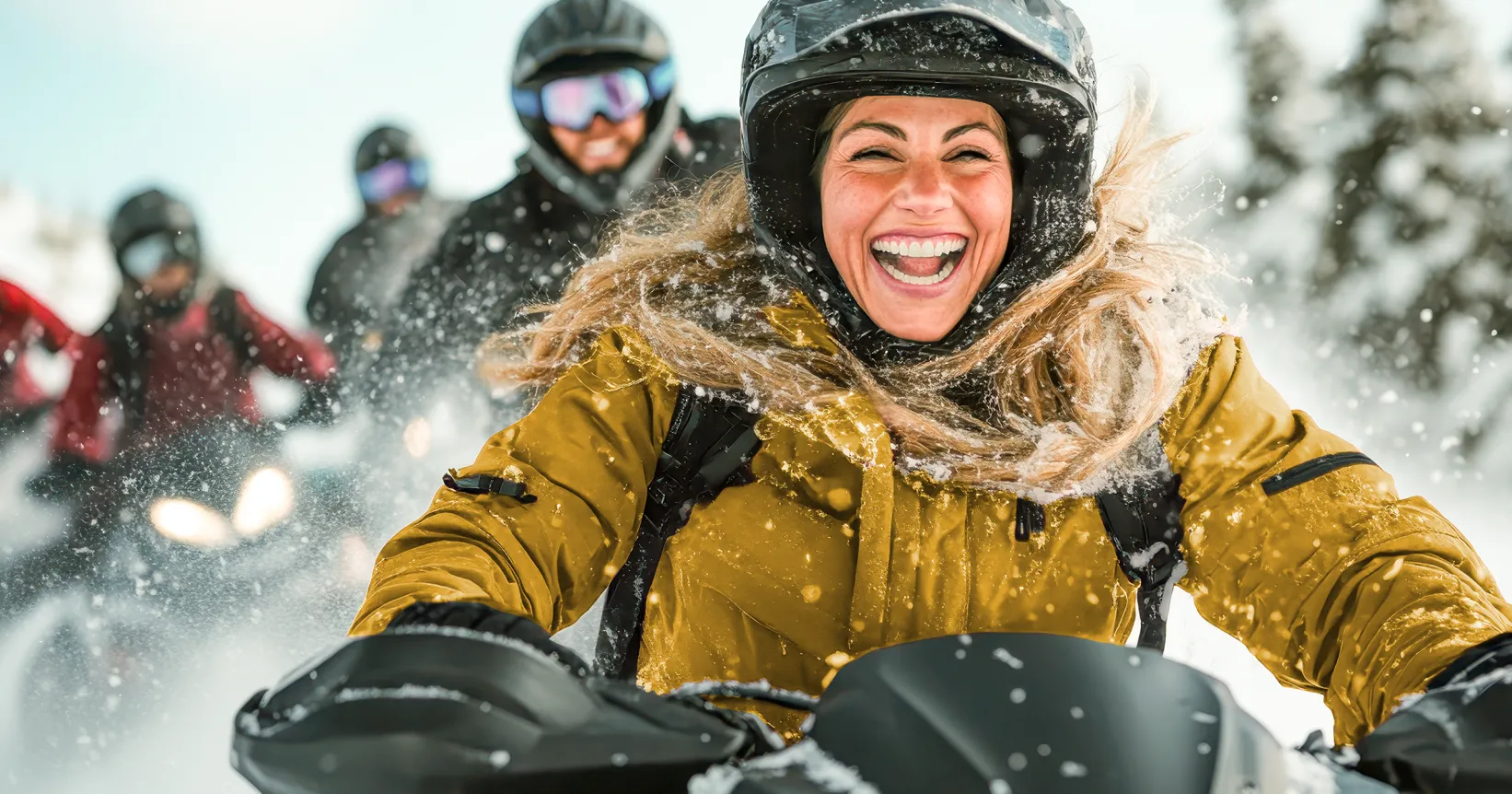 5 personnes font de la motoneige