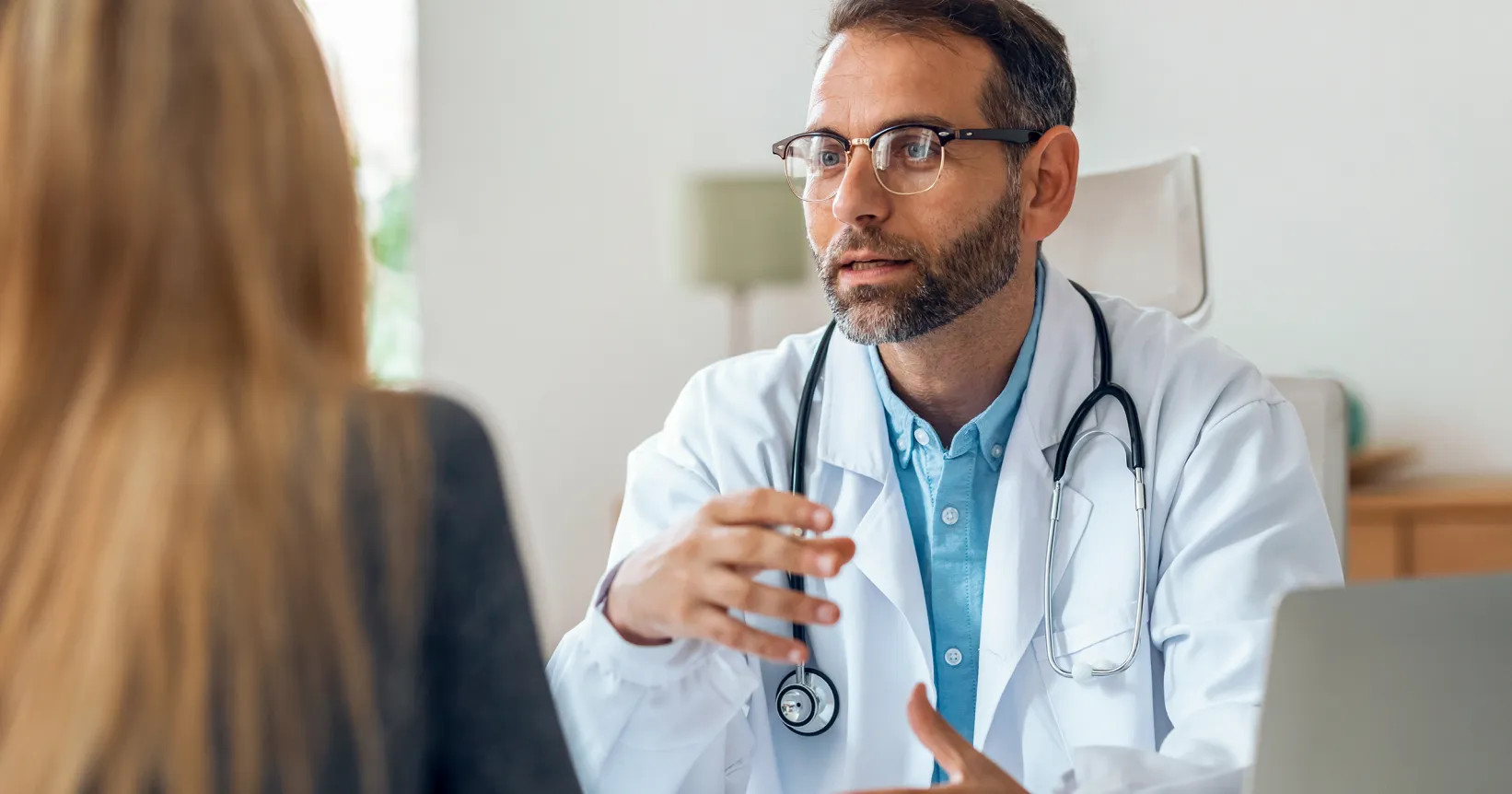 Un médecin parle avec une patiente