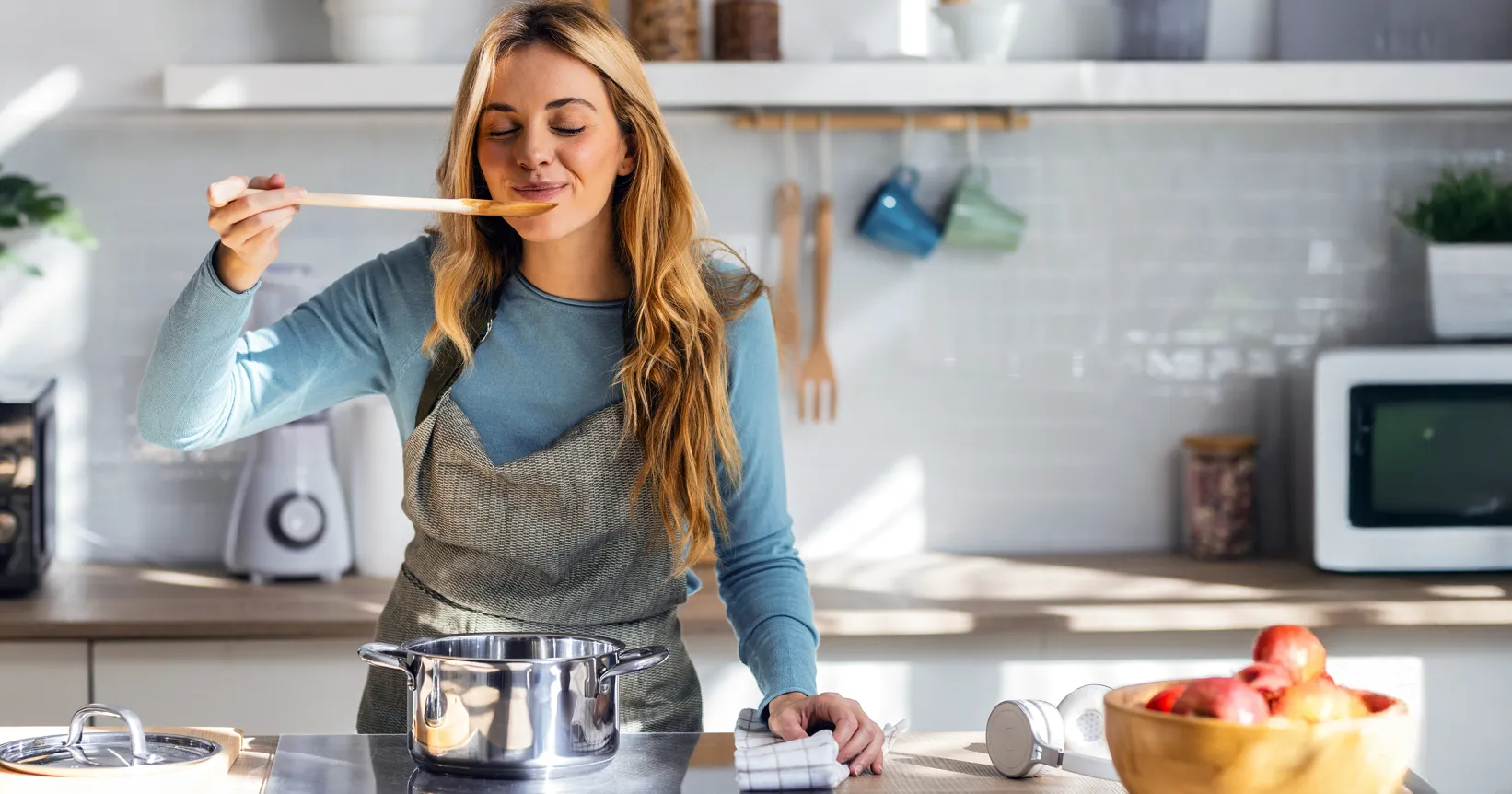 Une femme goûte de la nourriture