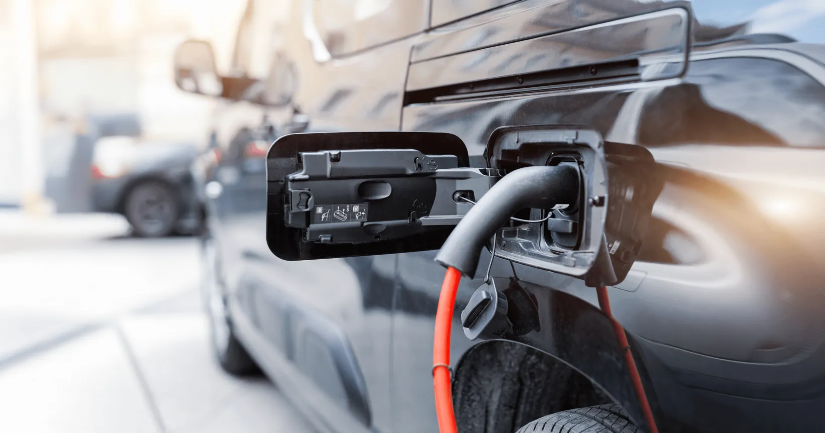 Une voiture électrique qui charge