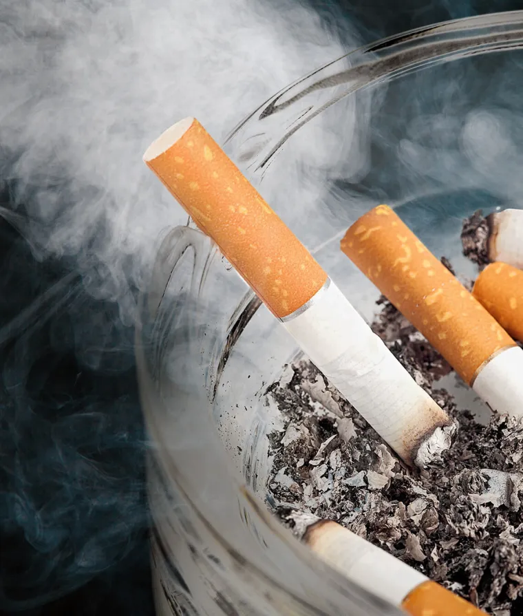 Cigarettes dans un cendrier