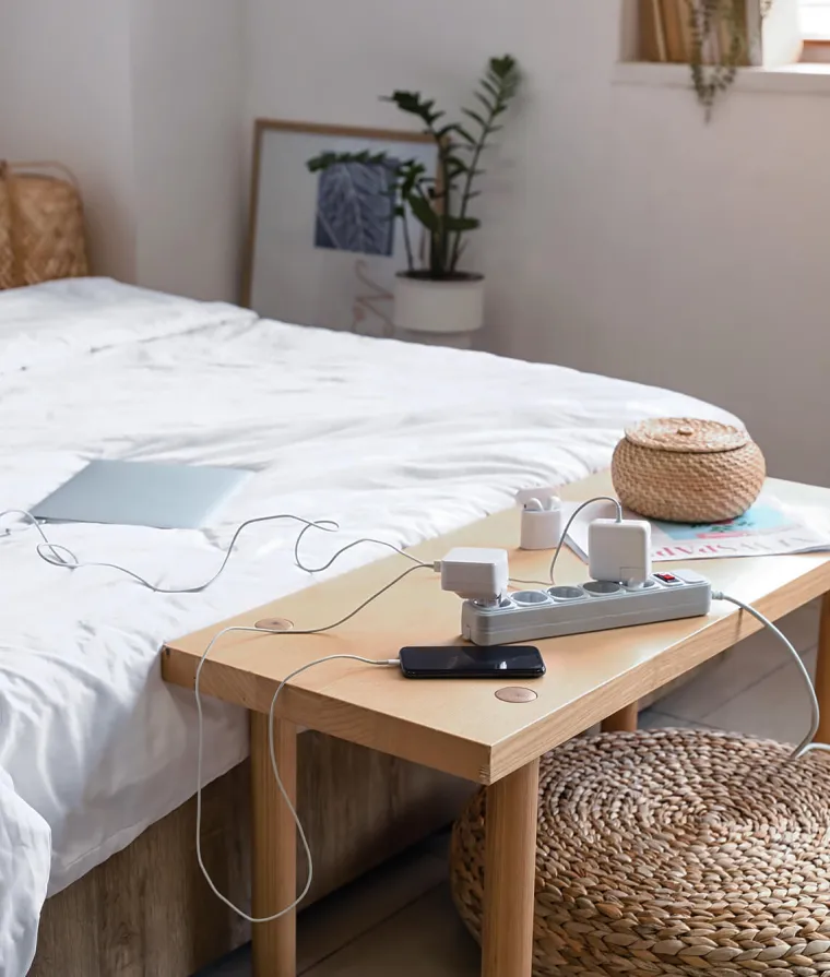 Appareils électroniques branchés à une barre d'alimentation