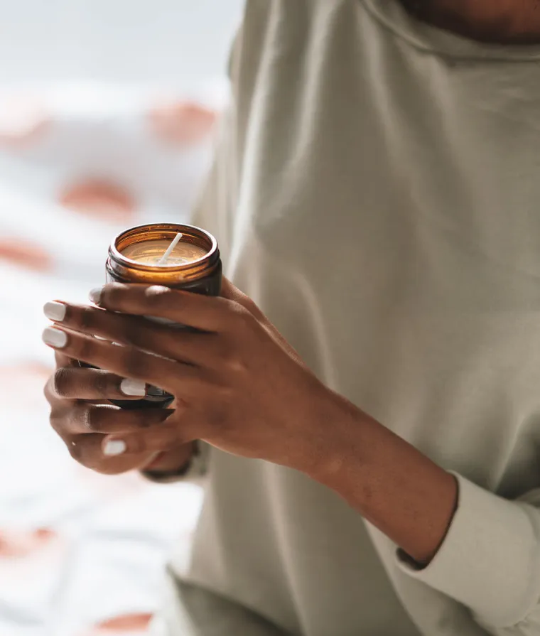 Une femme avec une bougie à la main