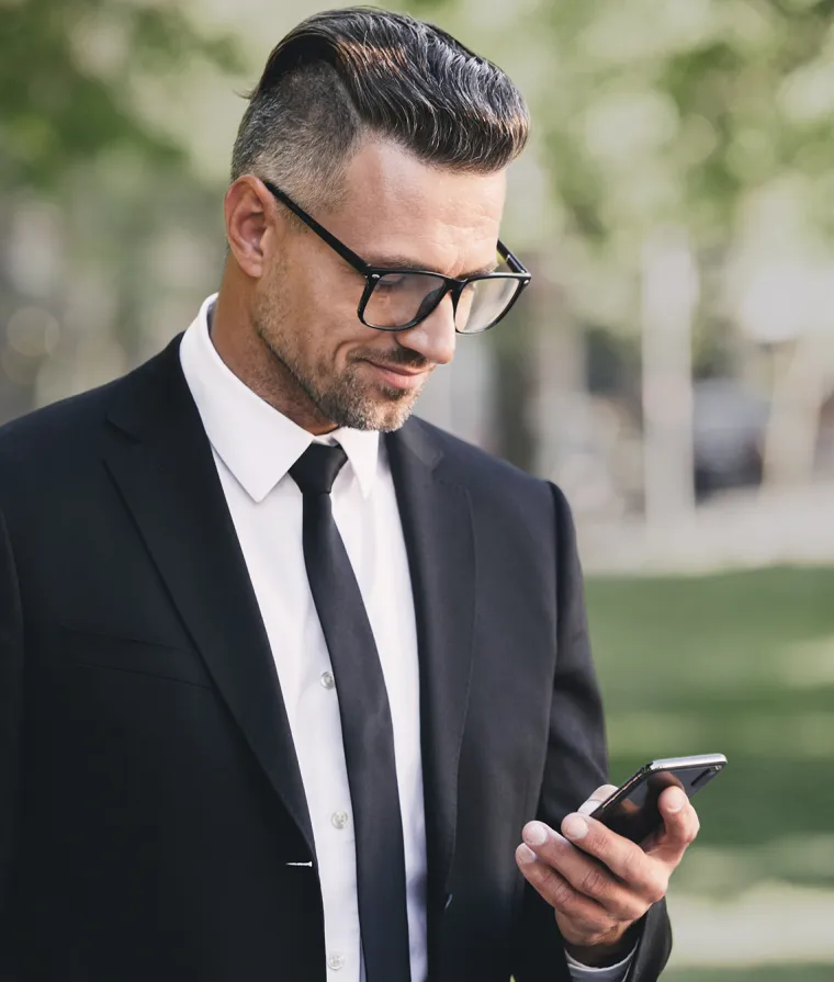 Homme regardant son téléphone intelligent