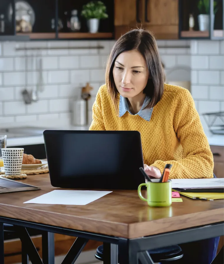 Femme au clavier d'un ordinateur portable