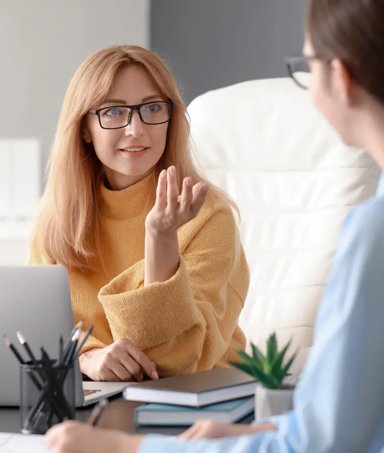 Femmes qui discutent