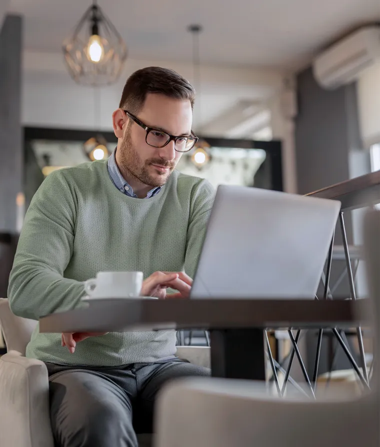 Homme au clavier de son ordinateur portable